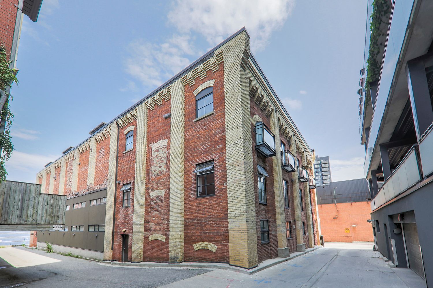 27-39 Old Brewery Lane. The Malthouse Loft Towns is located in  Downtown, Toronto - image #2 of 5