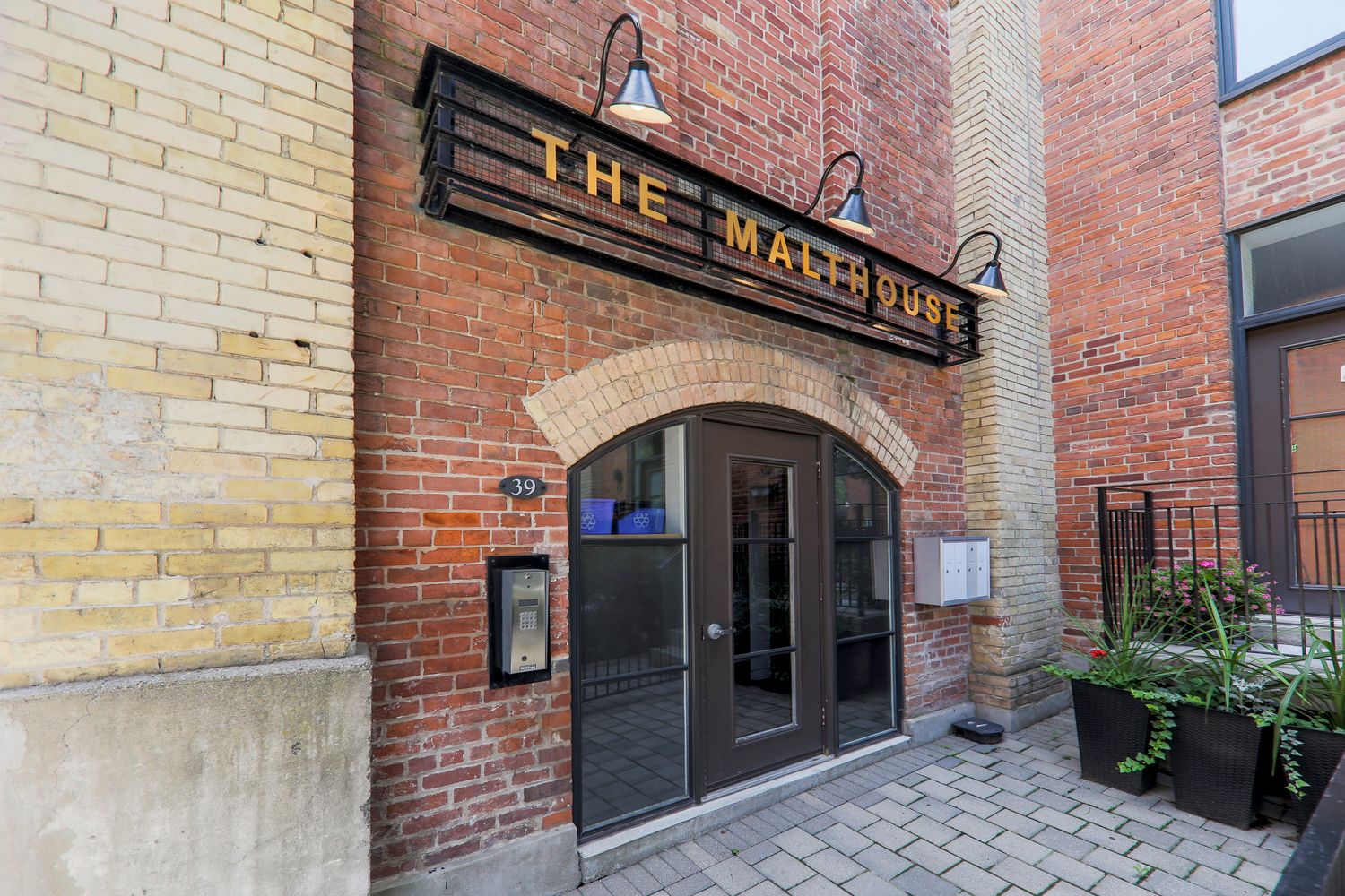 27-39 Old Brewery Lane. The Malthouse Loft Towns is located in  Downtown, Toronto - image #4 of 5