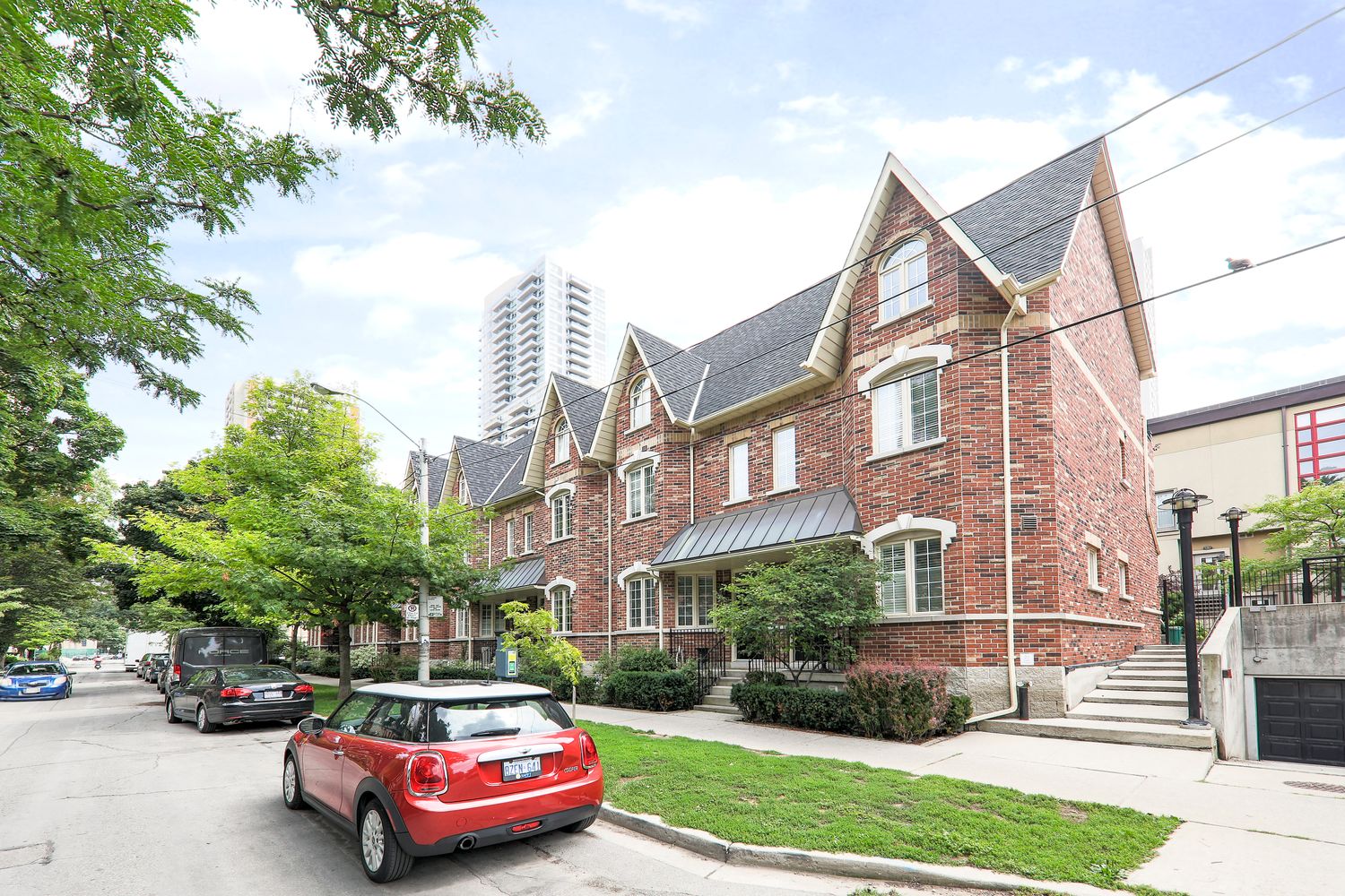 23-37 Earl Street. The Manors of Earl Street is located in  Downtown, Toronto - image #2 of 4