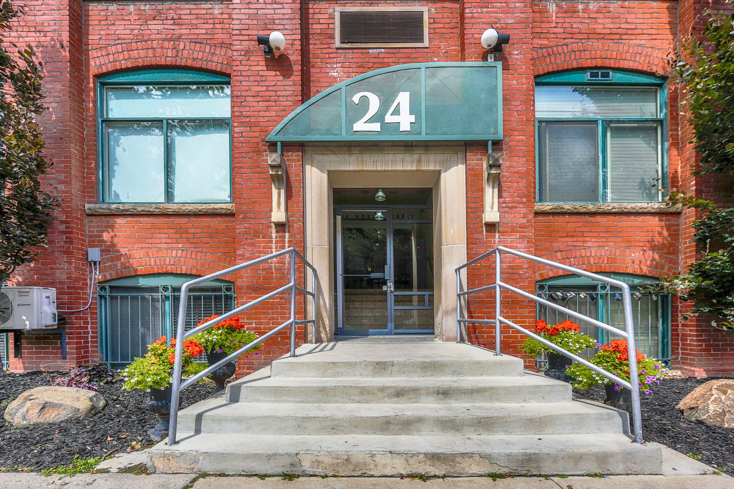 24 Noble Street. Noble Court Lofts is located in  West End, Toronto - image #4 of 6