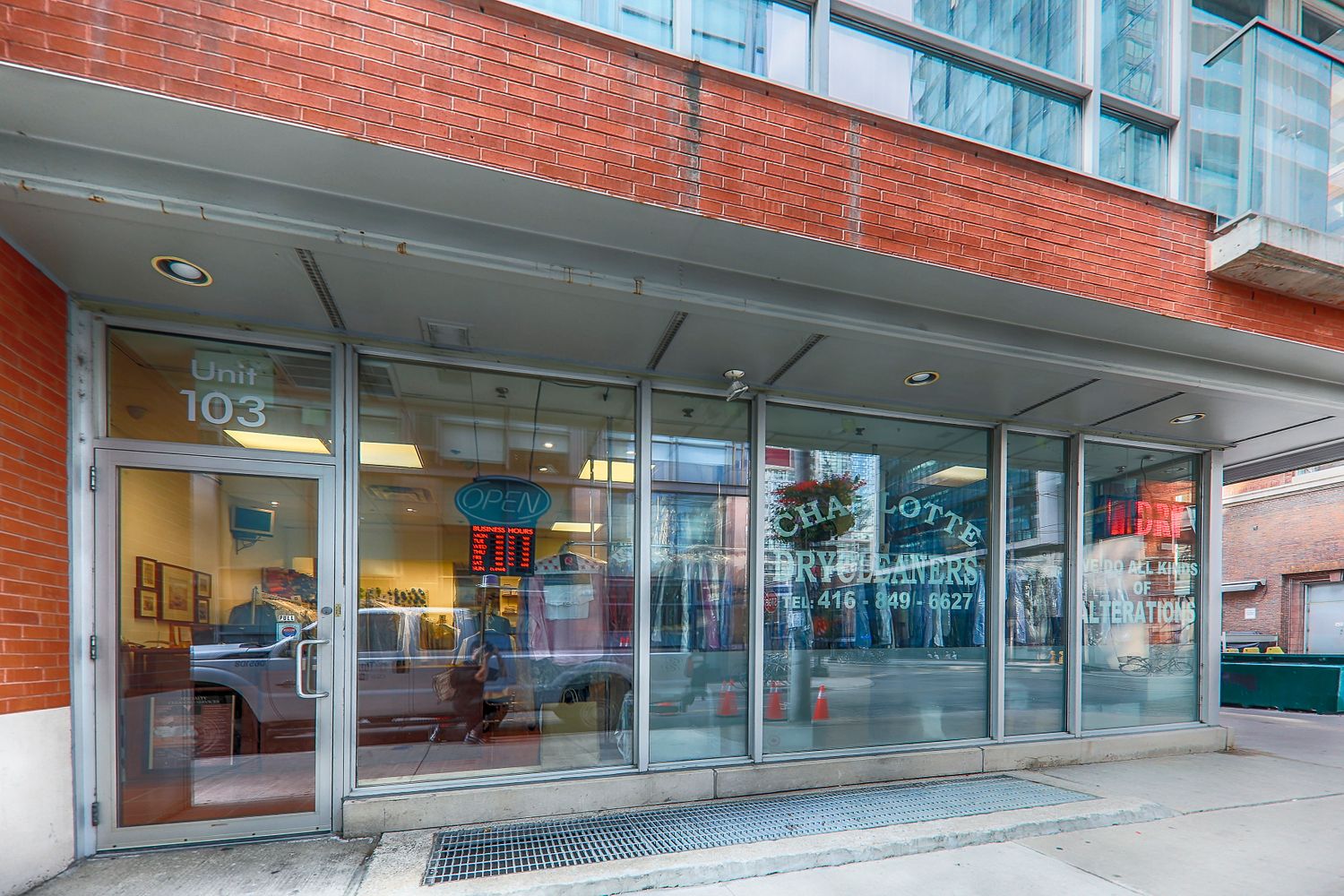 25 Oxley Street. Glas is located in  Downtown, Toronto - image #6 of 6