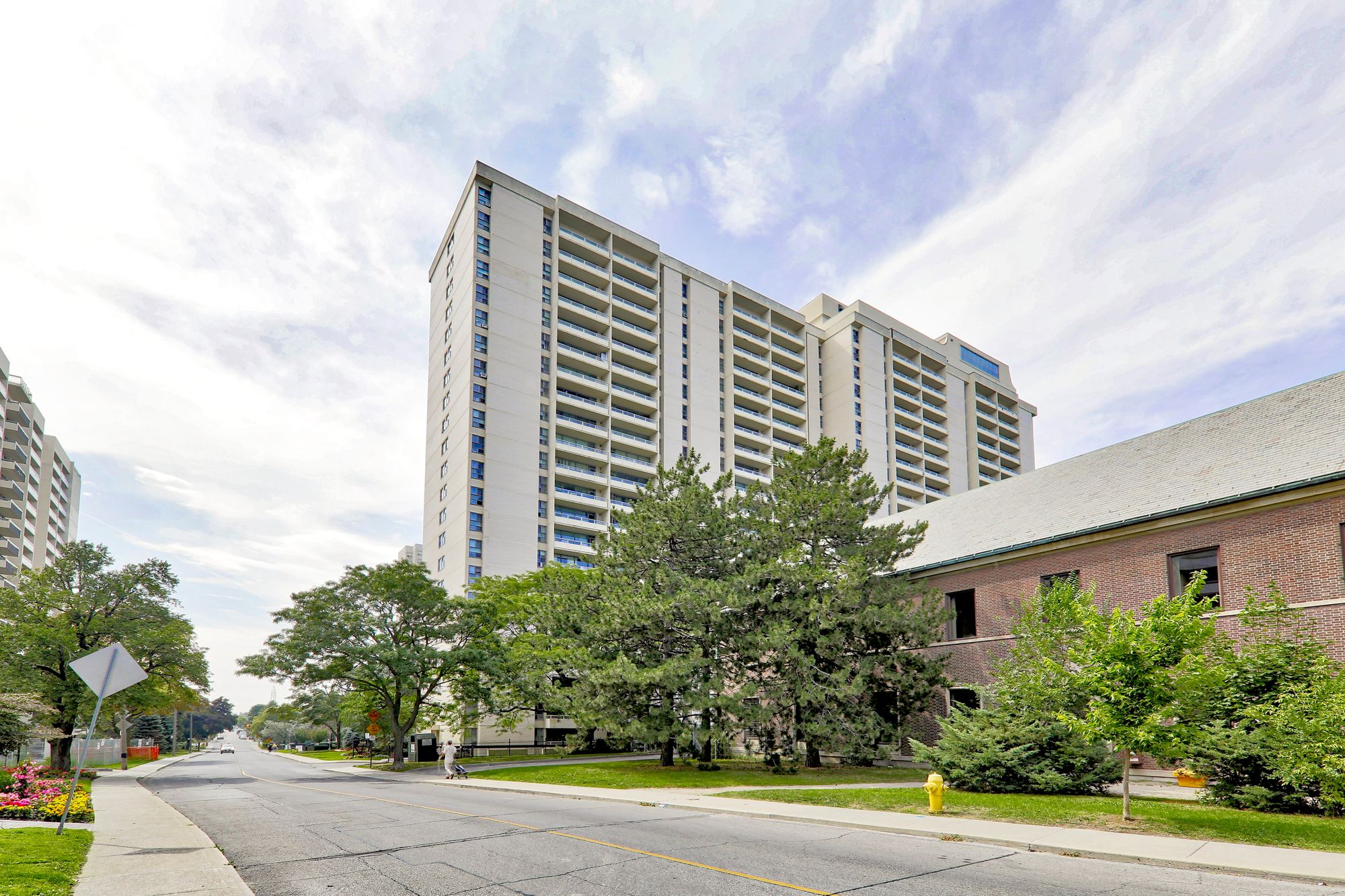 360 Ridelle Ave. This condo at The Allenway is located in  York Crosstown, Toronto - image #2 of 7 by Strata.ca