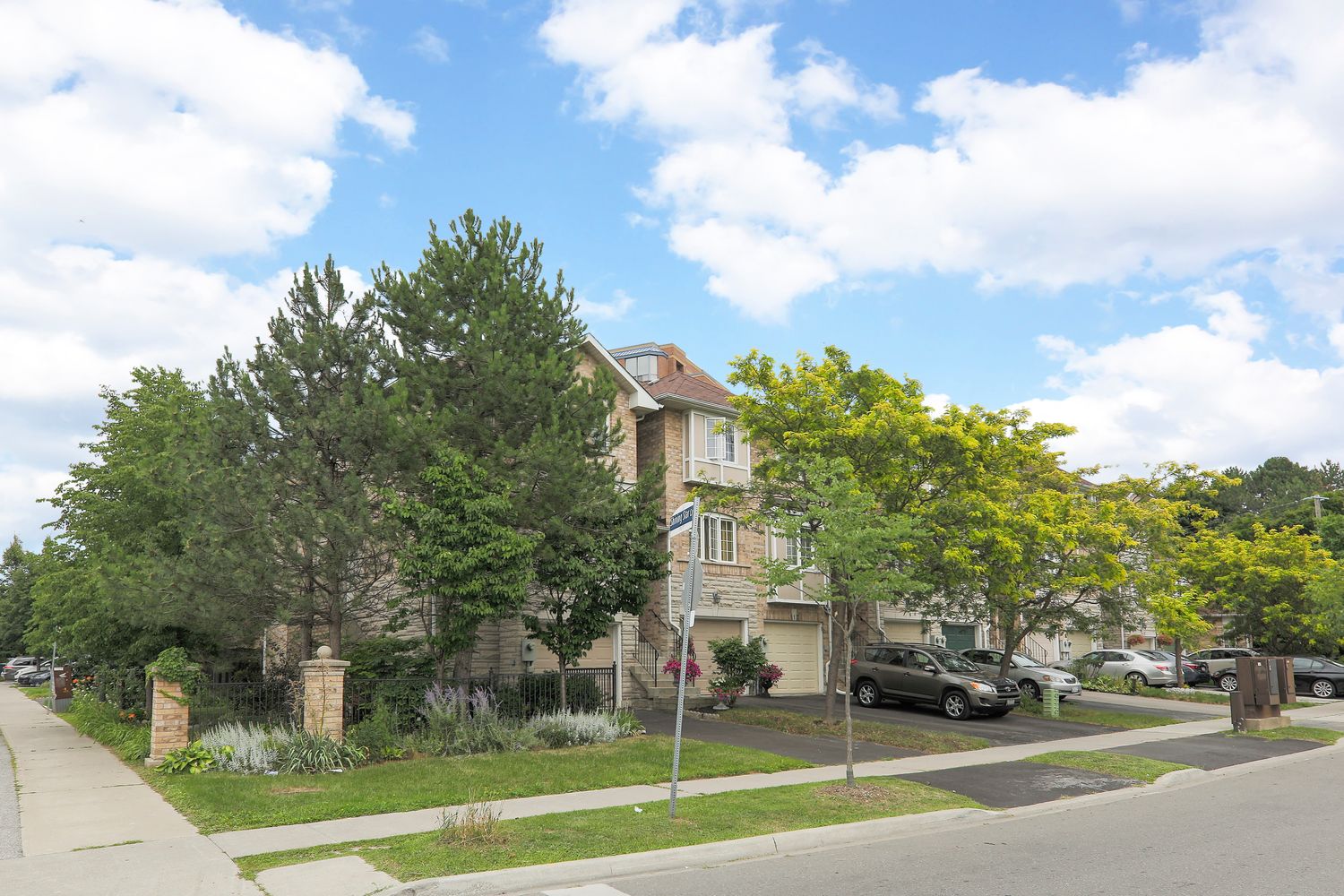14-75 Shining Star Crescent. Shining Star Crescent Townhomes is located in  York Crosstown, Toronto - image #1 of 4