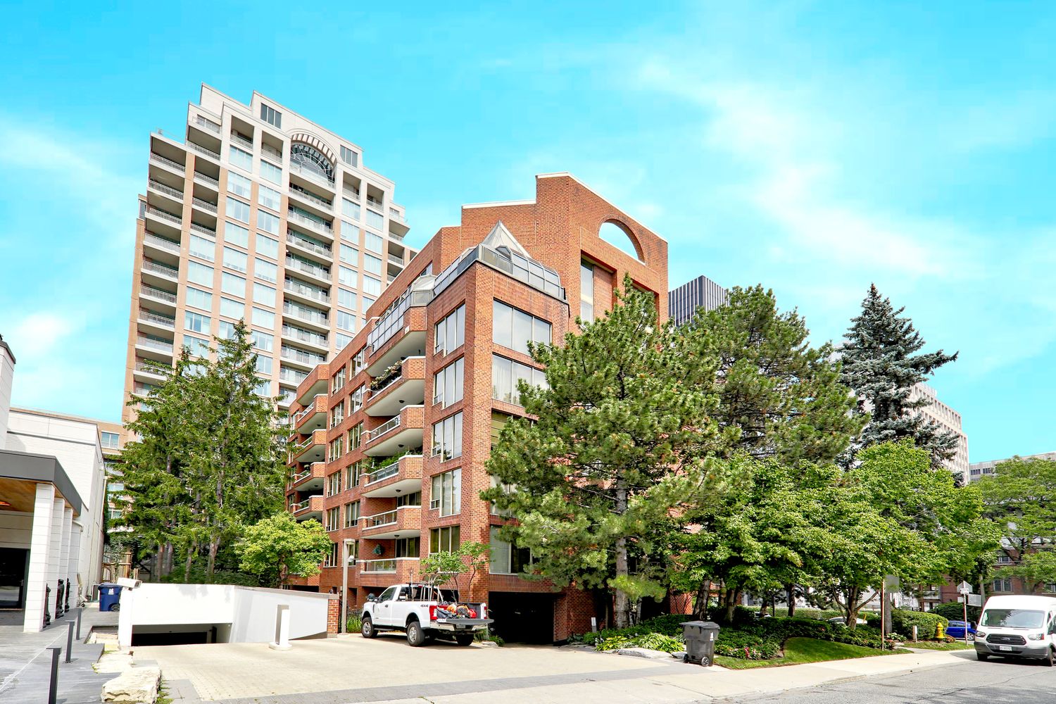 2 Lynwood Avenue. 2 Lynwood Avenue Condos is located in  Midtown, Toronto - image #1 of 4