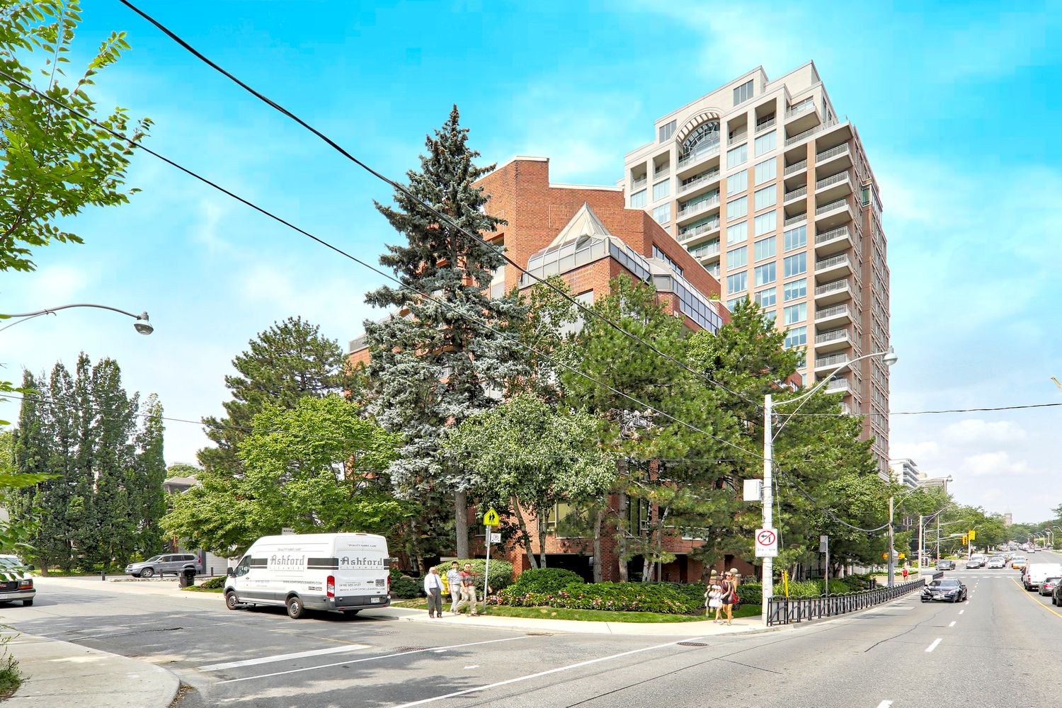 2 Lynwood Avenue. 2 Lynwood Avenue Condos is located in  Midtown, Toronto - image #2 of 4