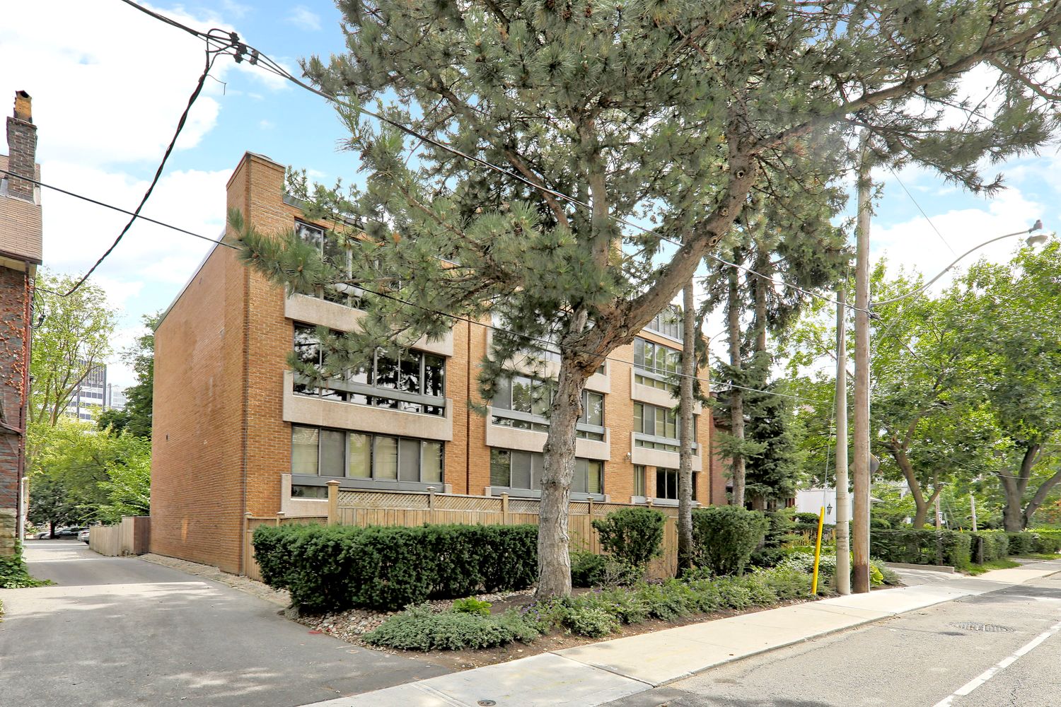 265 Poplar Plains Road. 265 Poplar Plains Road Condos is located in  Midtown, Toronto - image #1 of 4