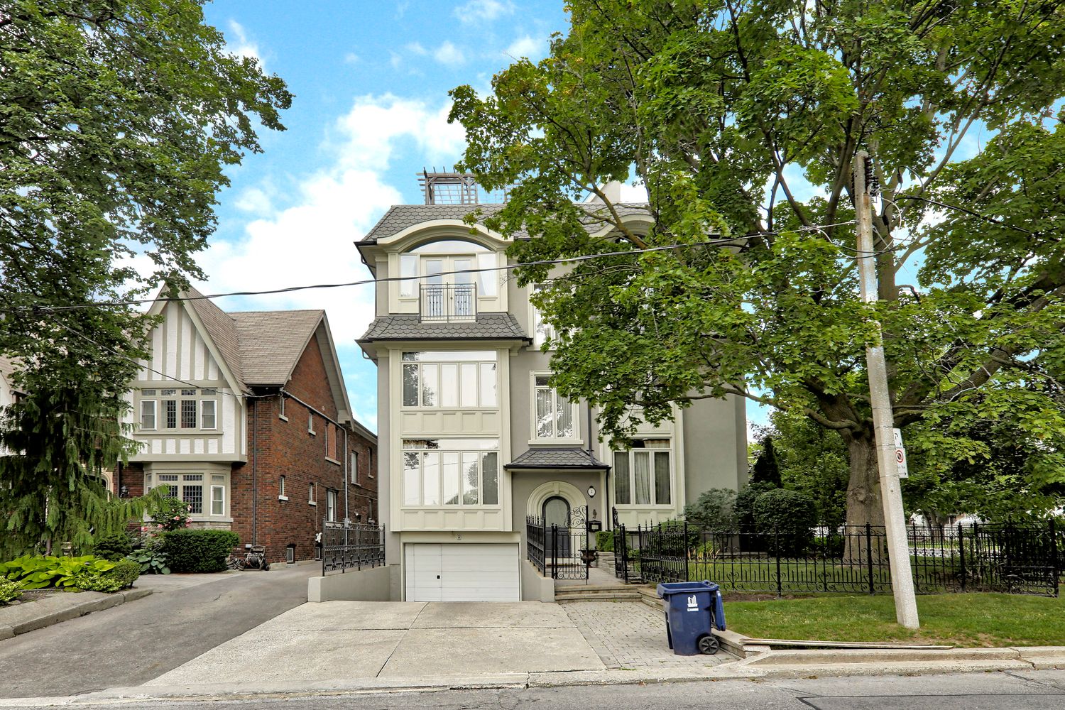 1 Castleview Avenue. Castle View Terrace is located in  Midtown, Toronto - image #1 of 5
