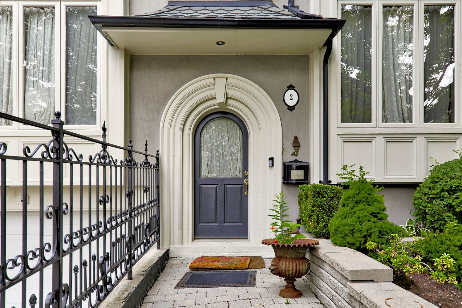 1 Castleview Avenue. Castle View Terrace is located in  Midtown, Toronto - image #4 of 5