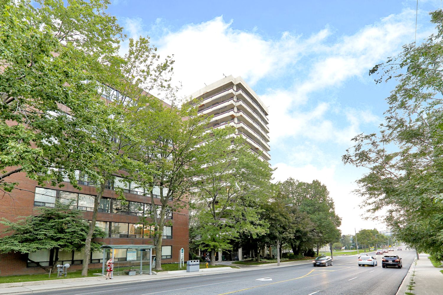 2600 Bathurst Street. 2600 Bathurst Condos is located in  Midtown, Toronto - image #1 of 4