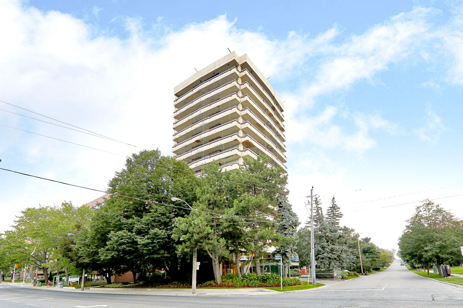 2600 Bathurst Street. 2600 Bathurst Condos is located in  Midtown, Toronto - image #2 of 4