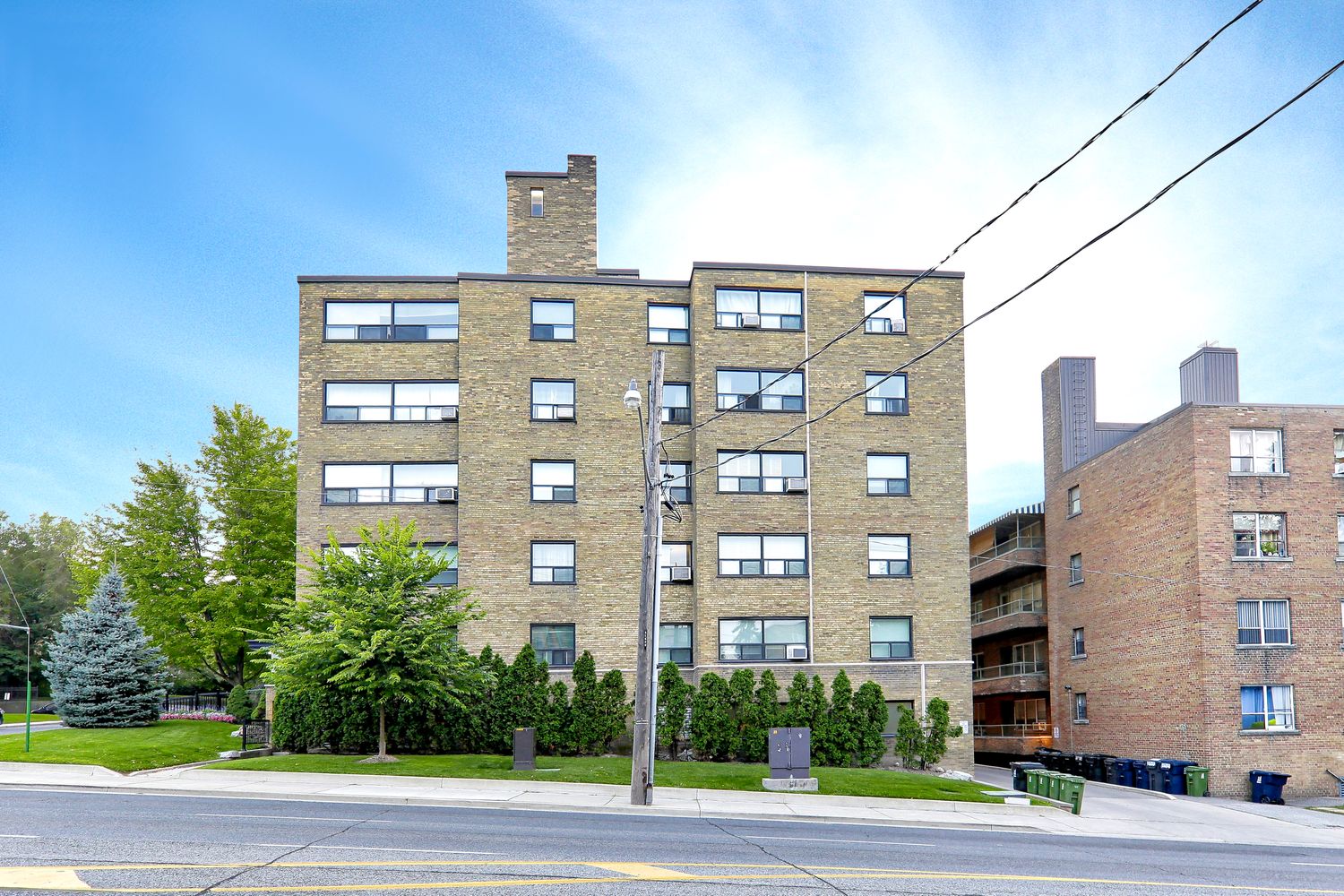 2 Ridelle Avenue. Ridelle Plaza is located in  Midtown, Toronto - image #1 of 4