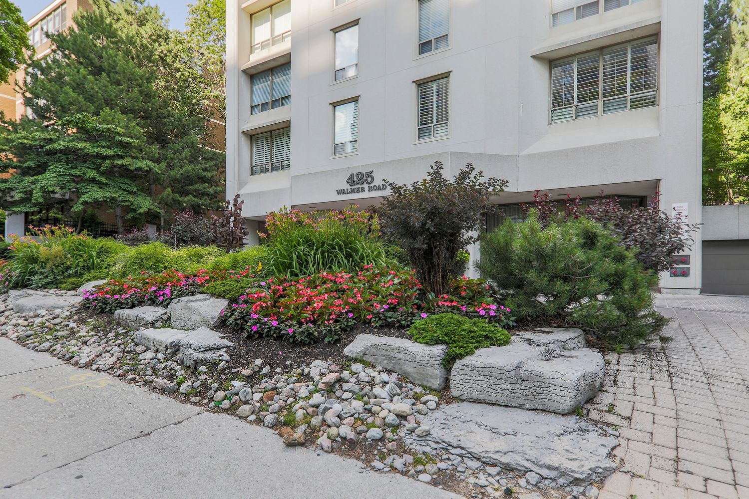 425 Walmer Road. 425 Walmer Road Condos is located in  Midtown, Toronto - image #3 of 3