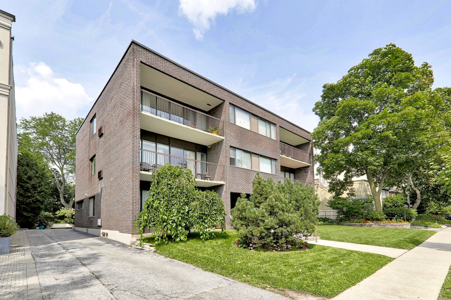 166 Sherwood Avenue. 166 Sherwood Avenue Condos is located in  Midtown, Toronto - image #1 of 4