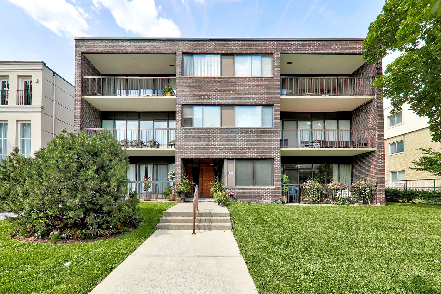 166 Sherwood Avenue. 166 Sherwood Avenue Condos is located in  Midtown, Toronto - image #2 of 4