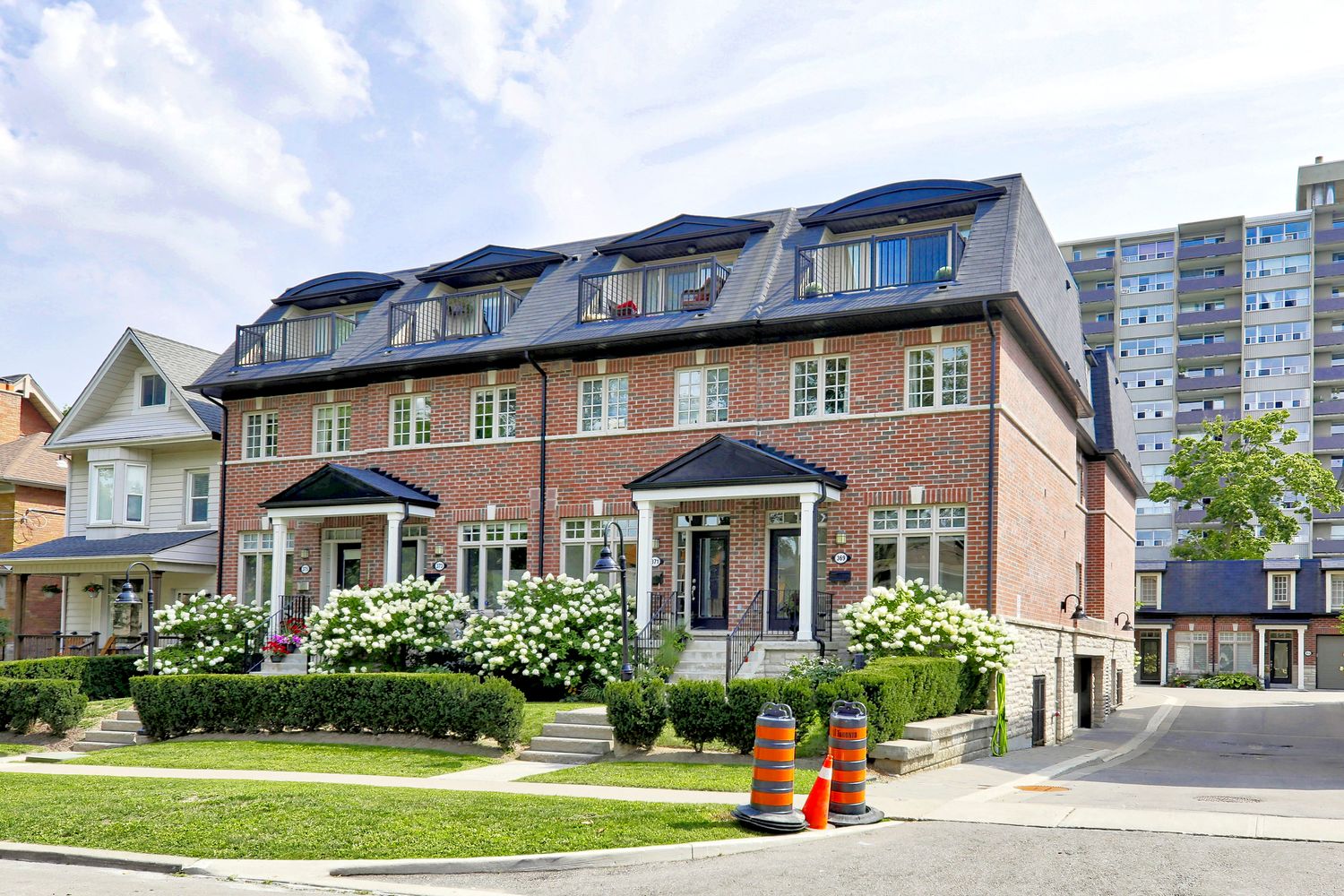 359-377 Roehampton Avenue. Roehampton Townhomes is located in  Midtown, Toronto - image #1 of 4