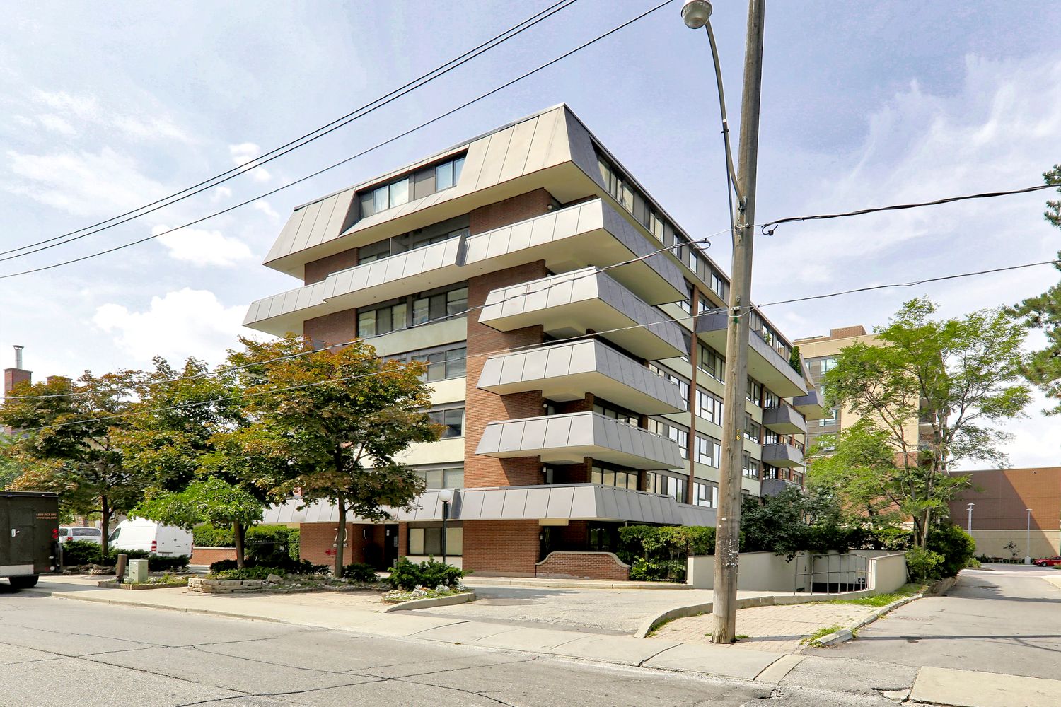 70 Erskine Avenue. 70 Erskine Avenue Condos is located in  Midtown, Toronto - image #2 of 4