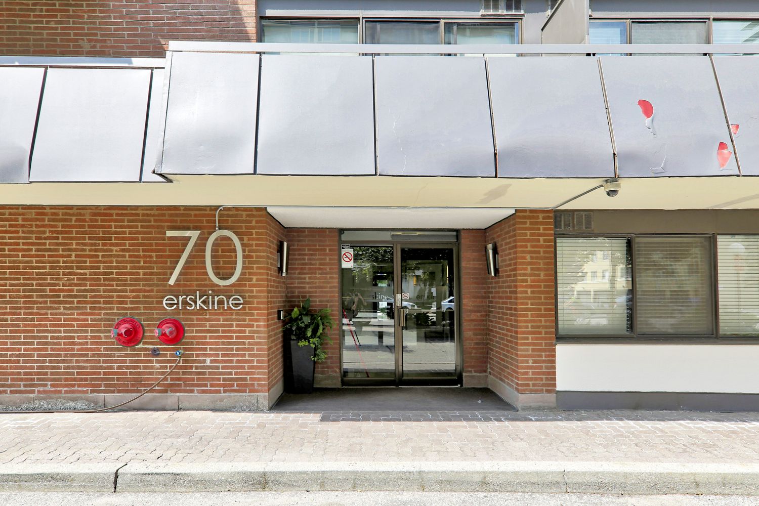 70 Erskine Avenue. 70 Erskine Avenue Condos is located in  Midtown, Toronto - image #4 of 4