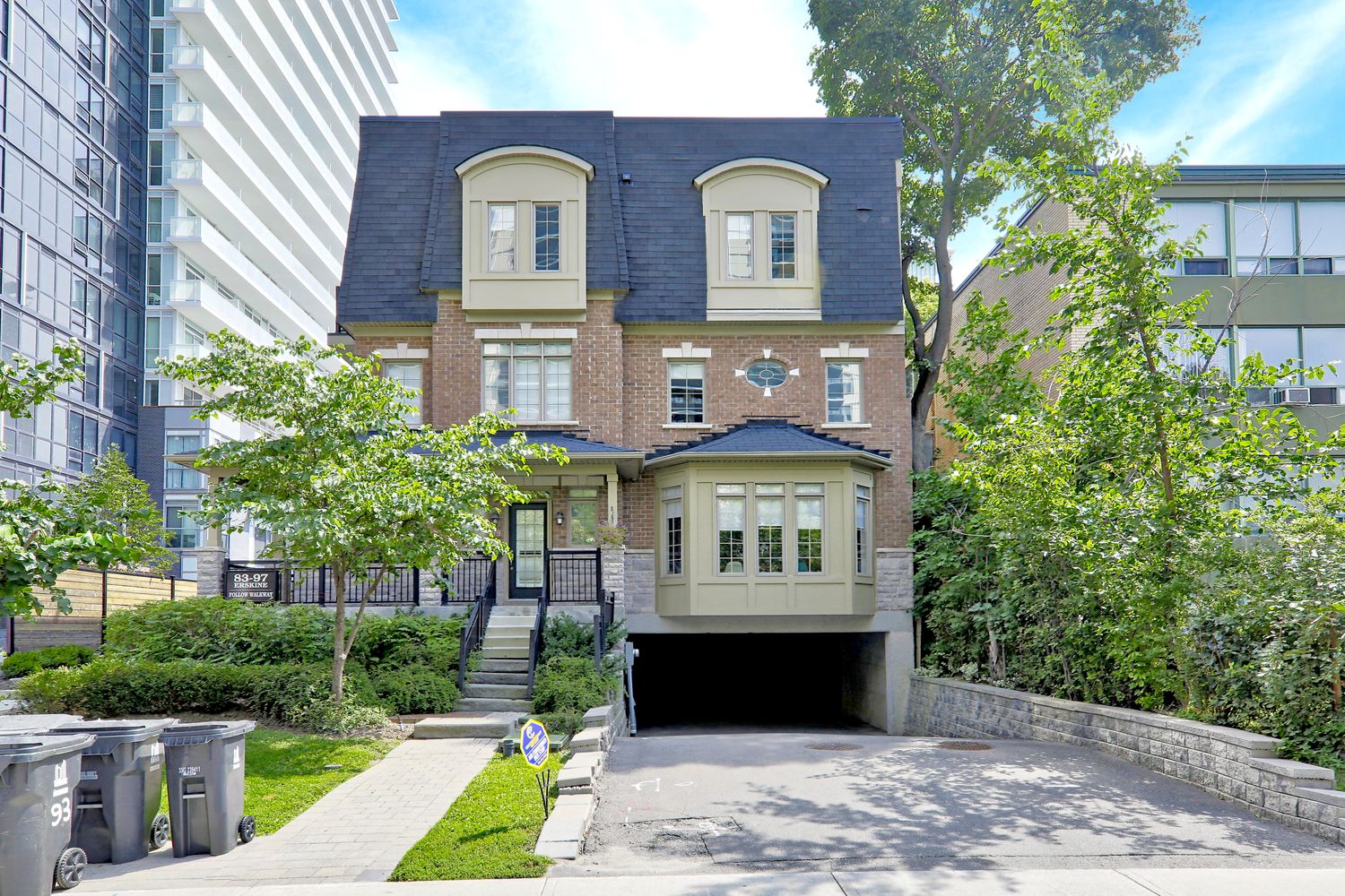 83-99 Erskine Avenue. Erskine Avenue Townhouses is located in  Midtown, Toronto - image #2 of 4