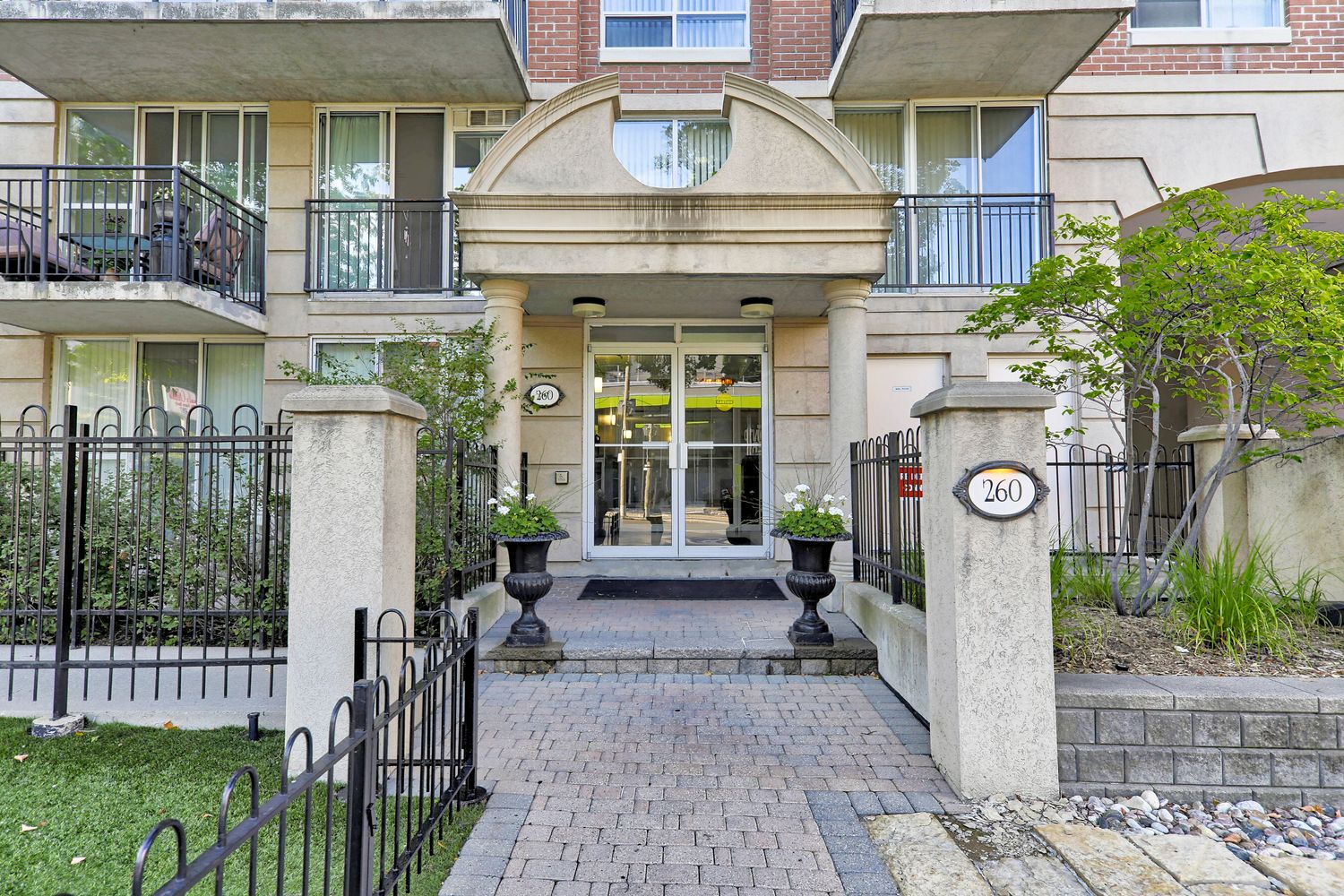 260 Merton Street. The Hampton Condos is located in  Midtown, Toronto - image #4 of 4